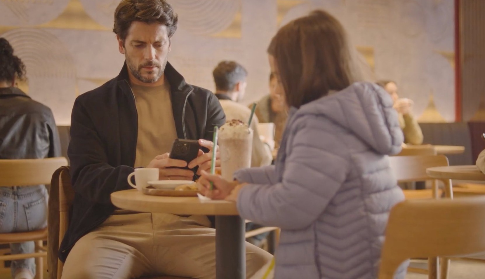 スターバックスのクリスマス広告、希望を失った親たちに希望のメッセージを送る