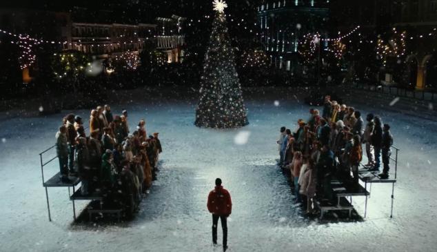 オレンジのクリスマス広告ミュージカルでスマートフォンを巡る「戦争」