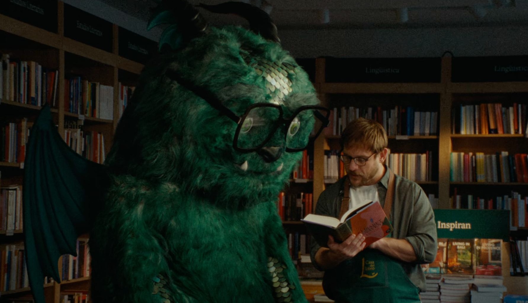 カーサ・デル・リブロのクリスマス広告は、避難所を見つける孤独なドラゴン、トルーマンを描いてスリル満点