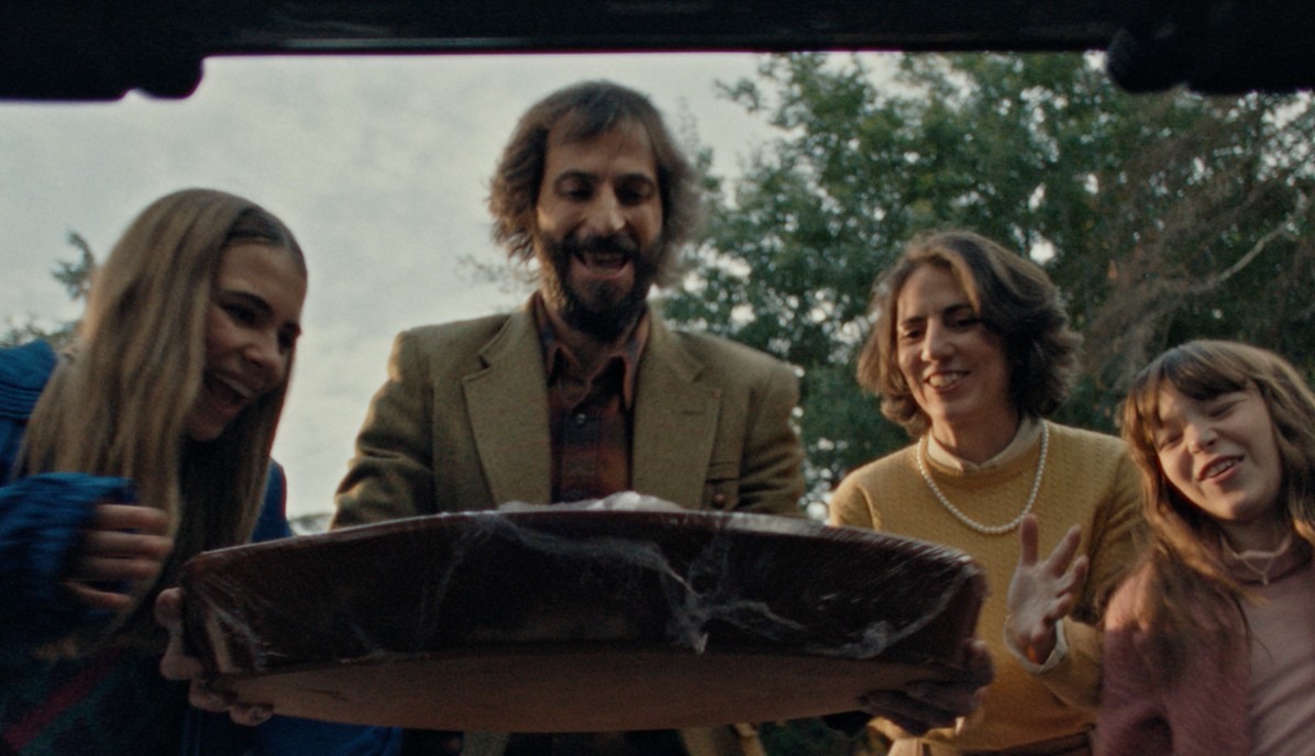 DGT のクリスマス広告で、車に乗った家族が食べるためにローストを保存する