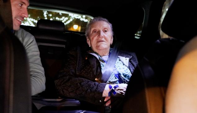 クリッカーと祖父母の養子縁組により、高齢者がクリスマスイルミネーションを見ることが可能になります