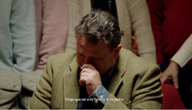 イベリア航空のクリスマス広告が帰国旅行に「ジレンマ」を引き起こす