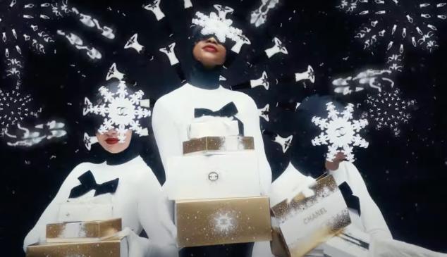 シャネルのクリスマス広告によると、待ち方を知っている人には魔法が訪れる