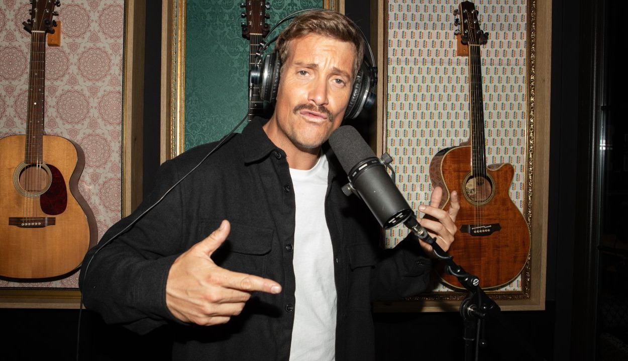 ジャックダニエルのクリスマス広告でグラウソンとビートボクシング