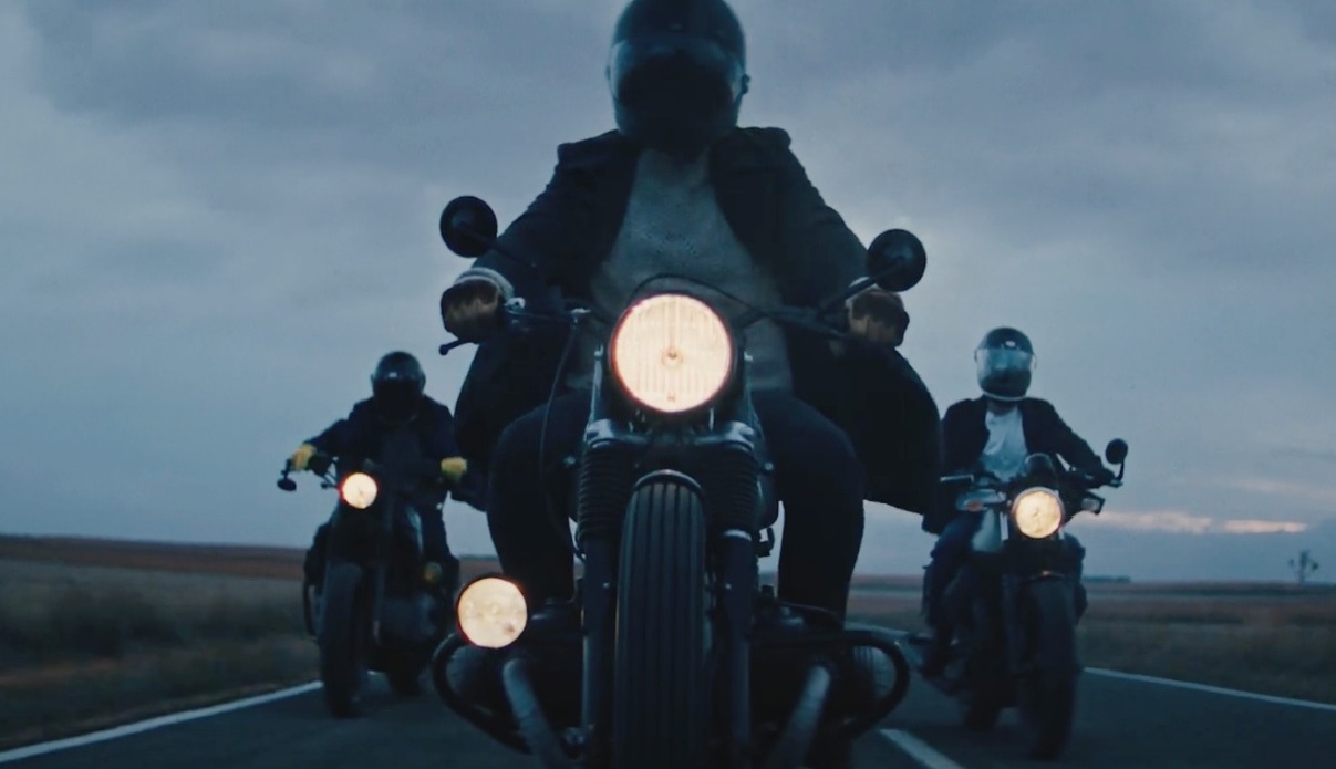 ダフ屋がクリスマス広告で三賢者をパーティーに連れてくる