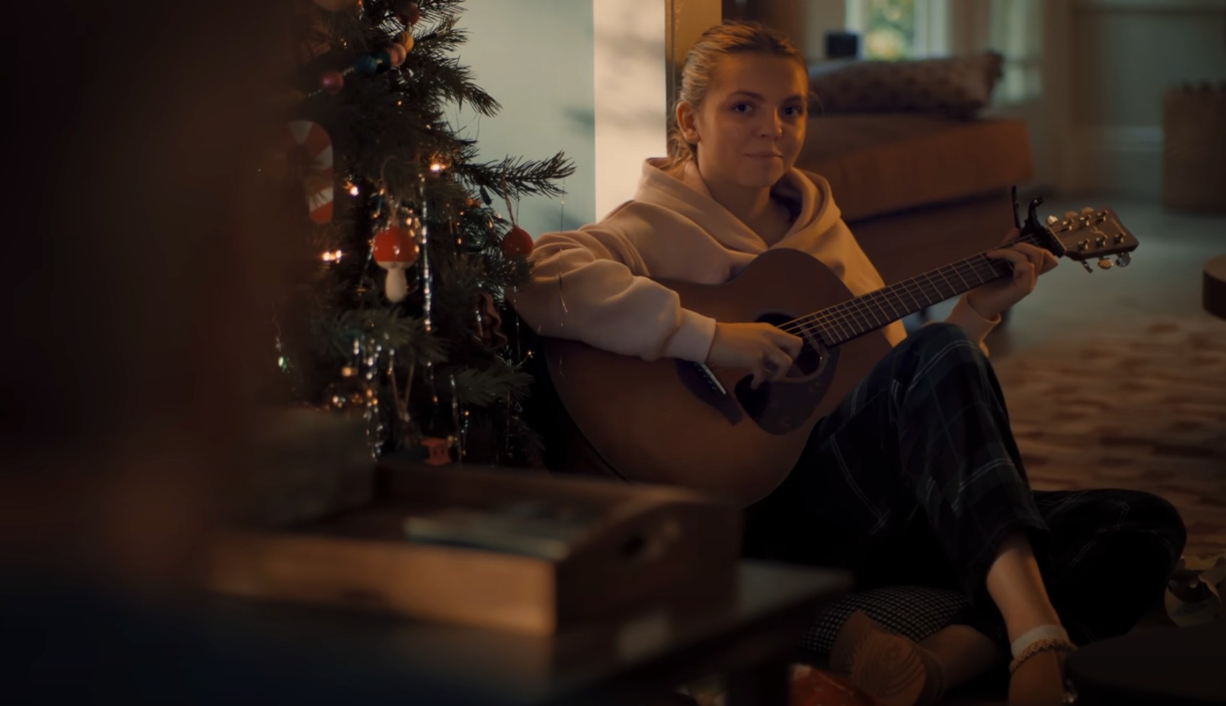 少女と彼女のギターの感動的な物語が Apple のクリスマス広告に登場