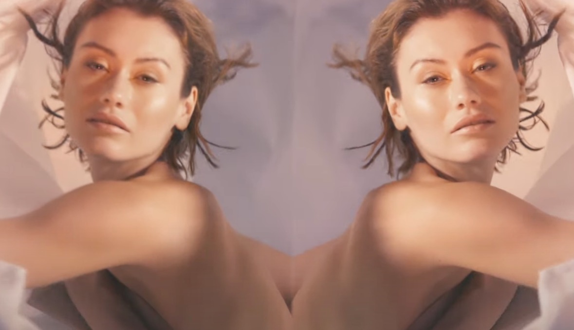 イケアは手頃な価格のデザインを強調するために高級広告をパロディ