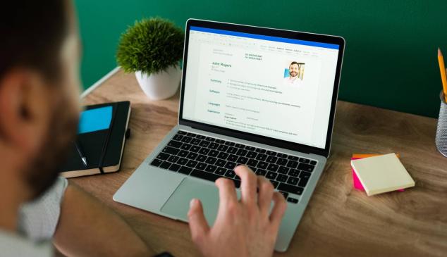 Hombre creando su curriculum