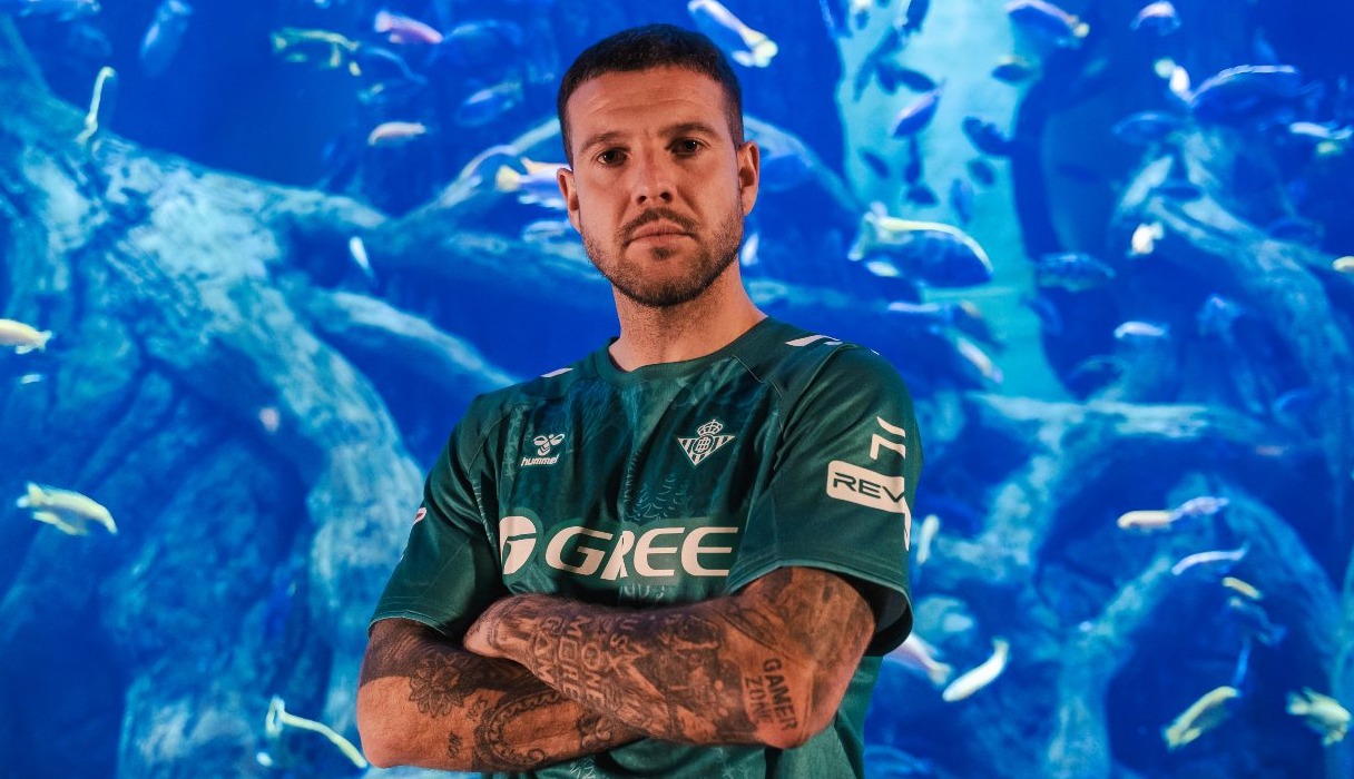 ベティスは「青がない」と言って、侵入藻類とプラスチック藻類で作られた装備を提示します