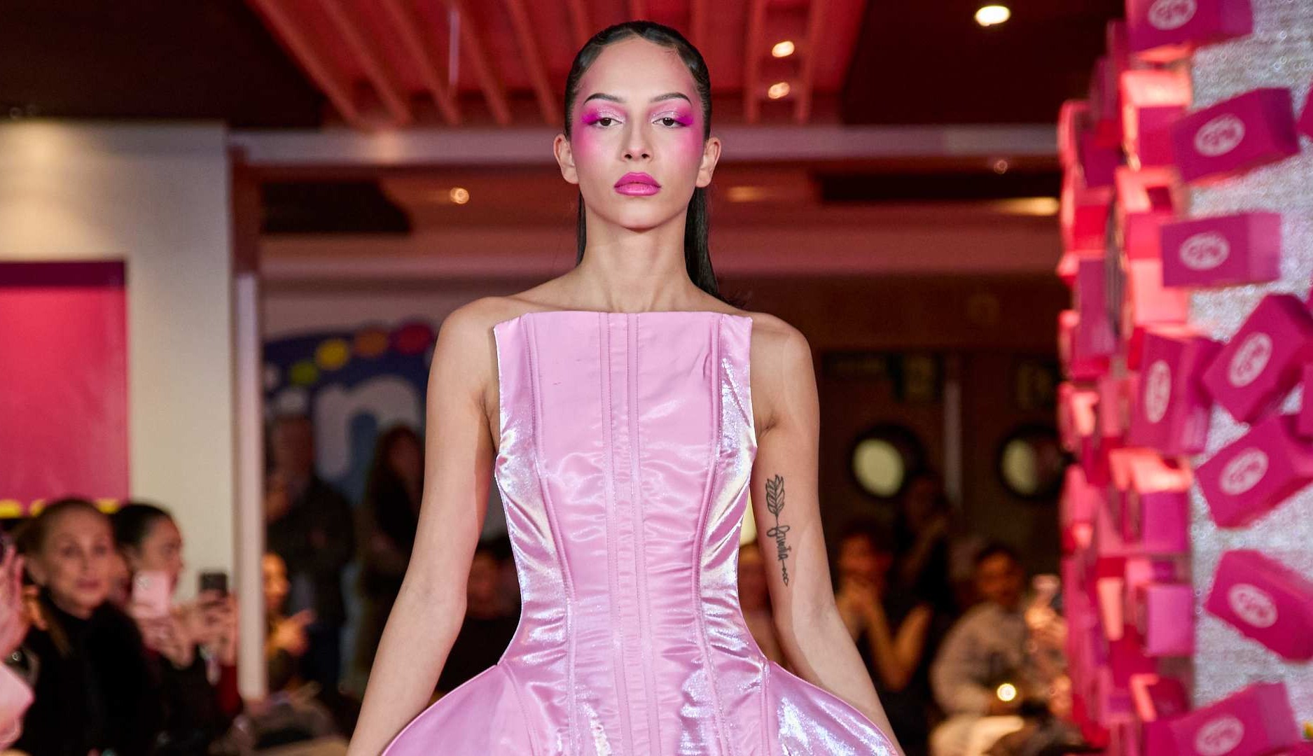 Modelo con colección de Fini Goloinas