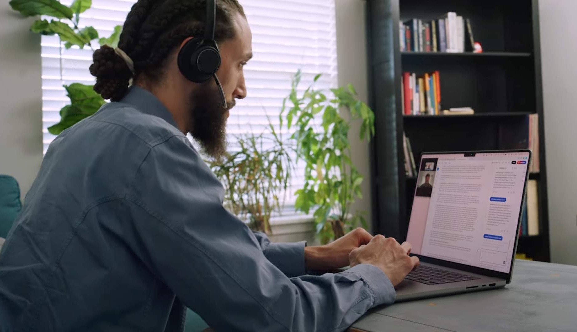 Hombre trabajando en un contrato en su ordenador