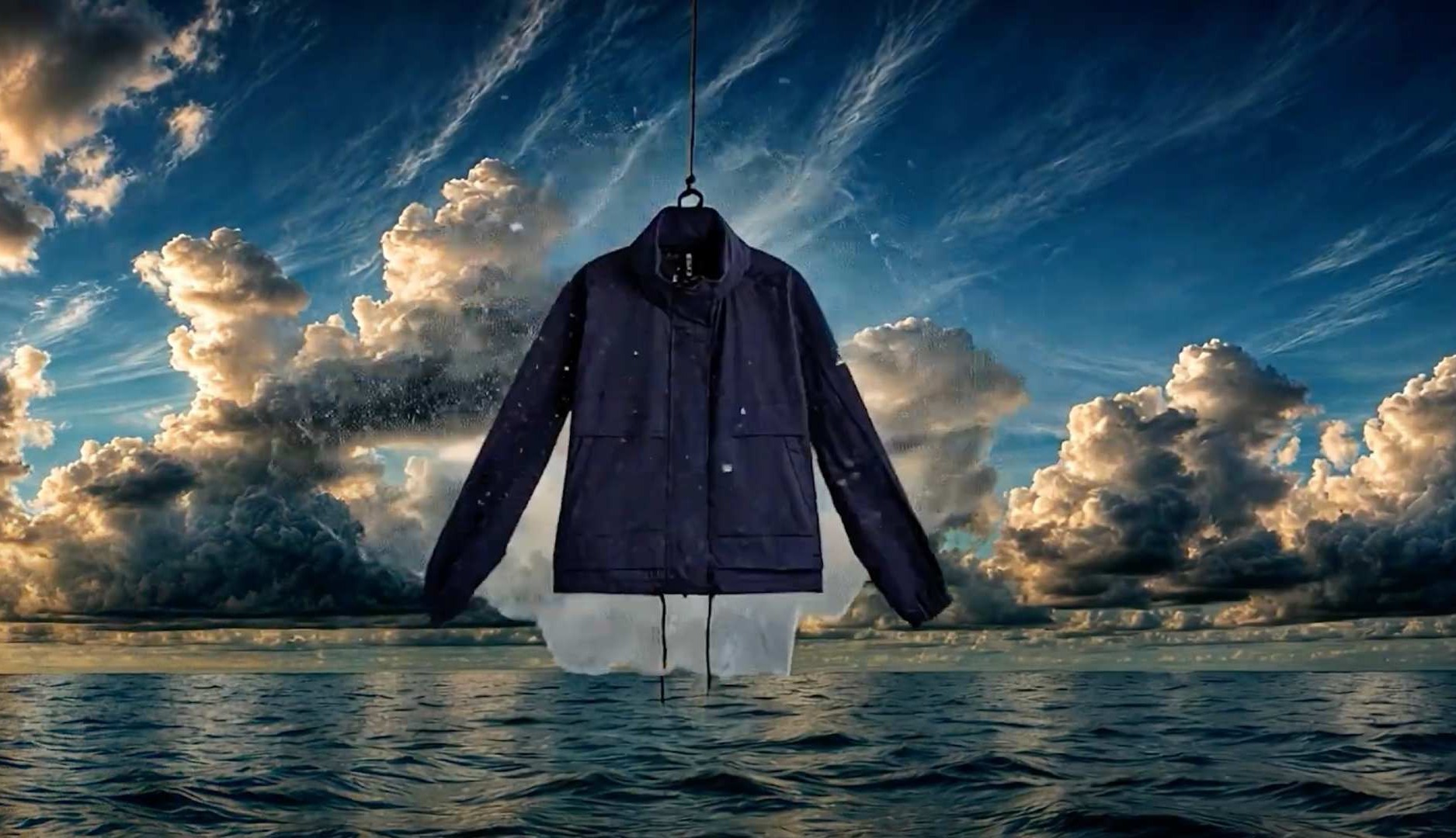 Abrigo de Ecoalf sobre fondo de nubes