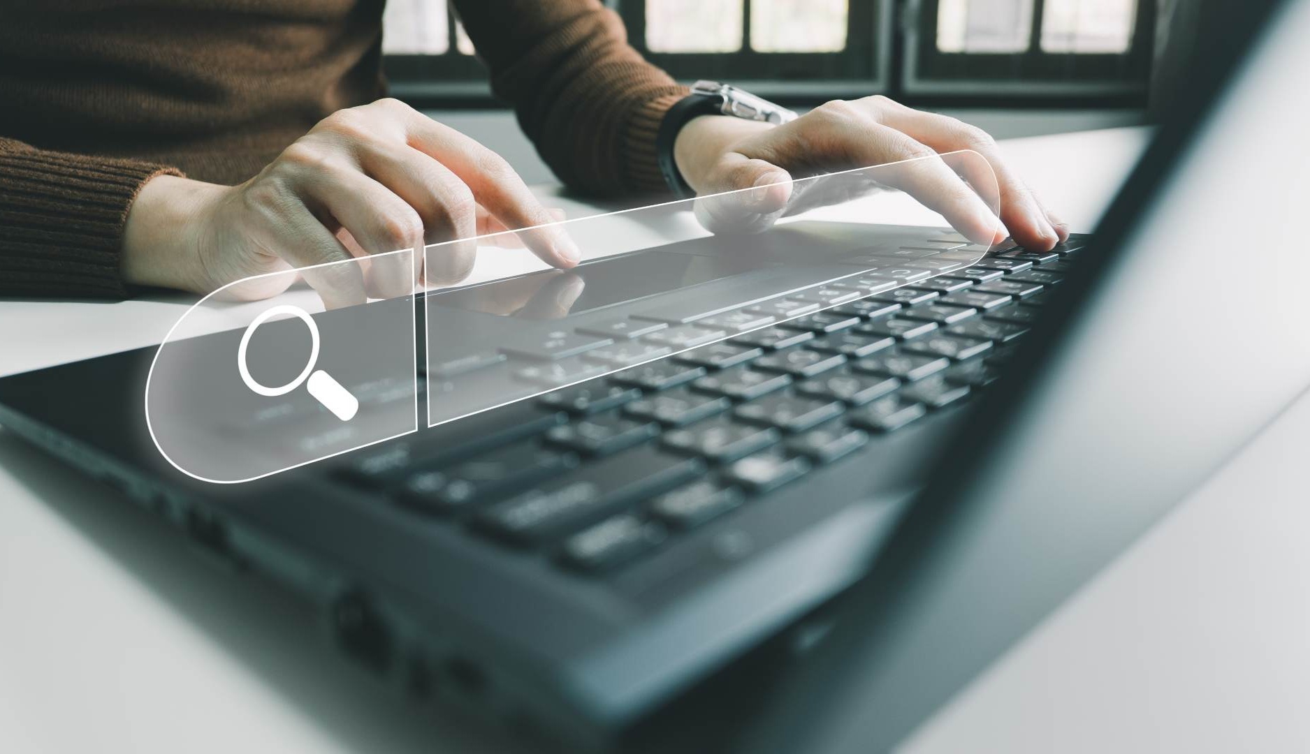 Manos de persona tecleando un ordenador