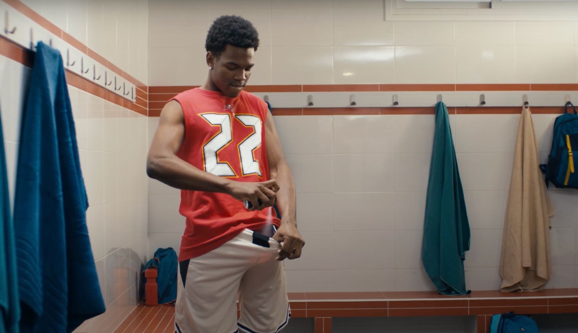 Lynxは一連の「予期しないアトラクション」を作成して、全身の消臭剤を促進します