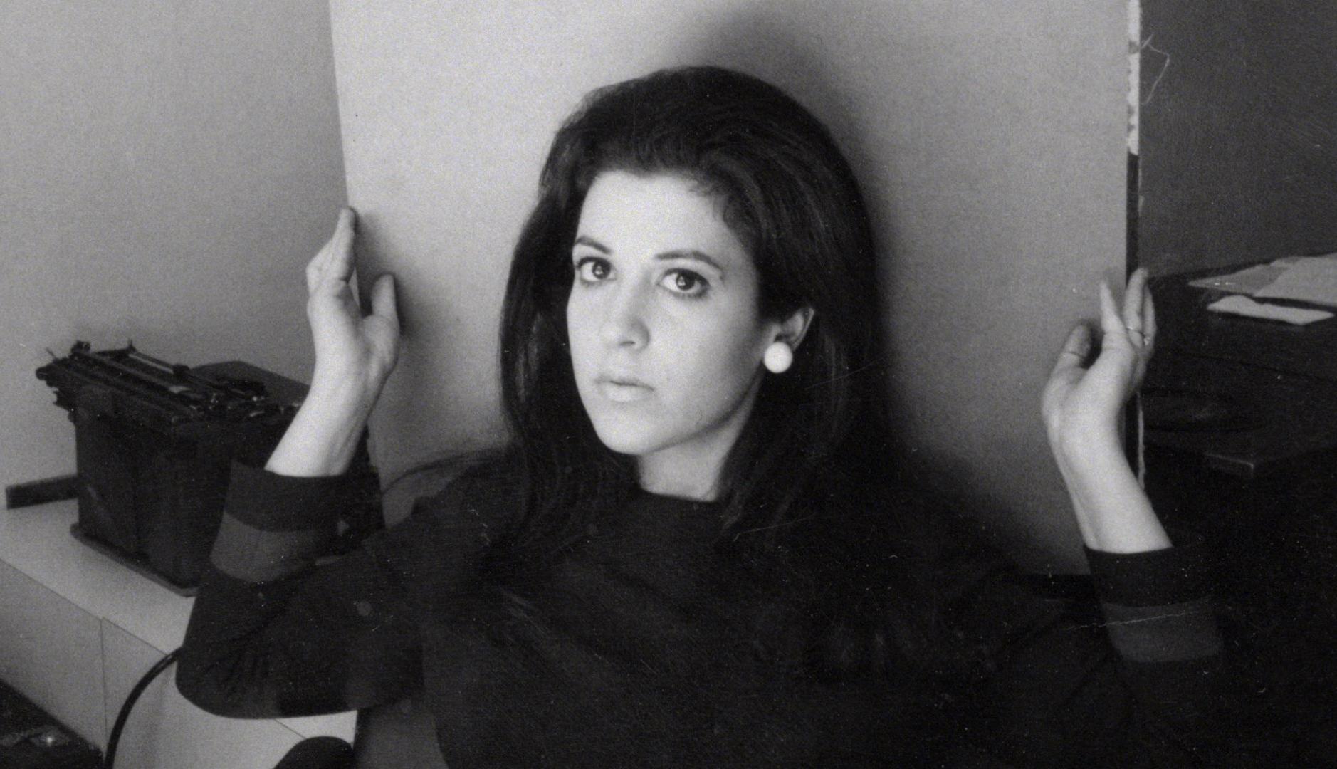 Ilon Specht en blanco y negro posando para la cámara