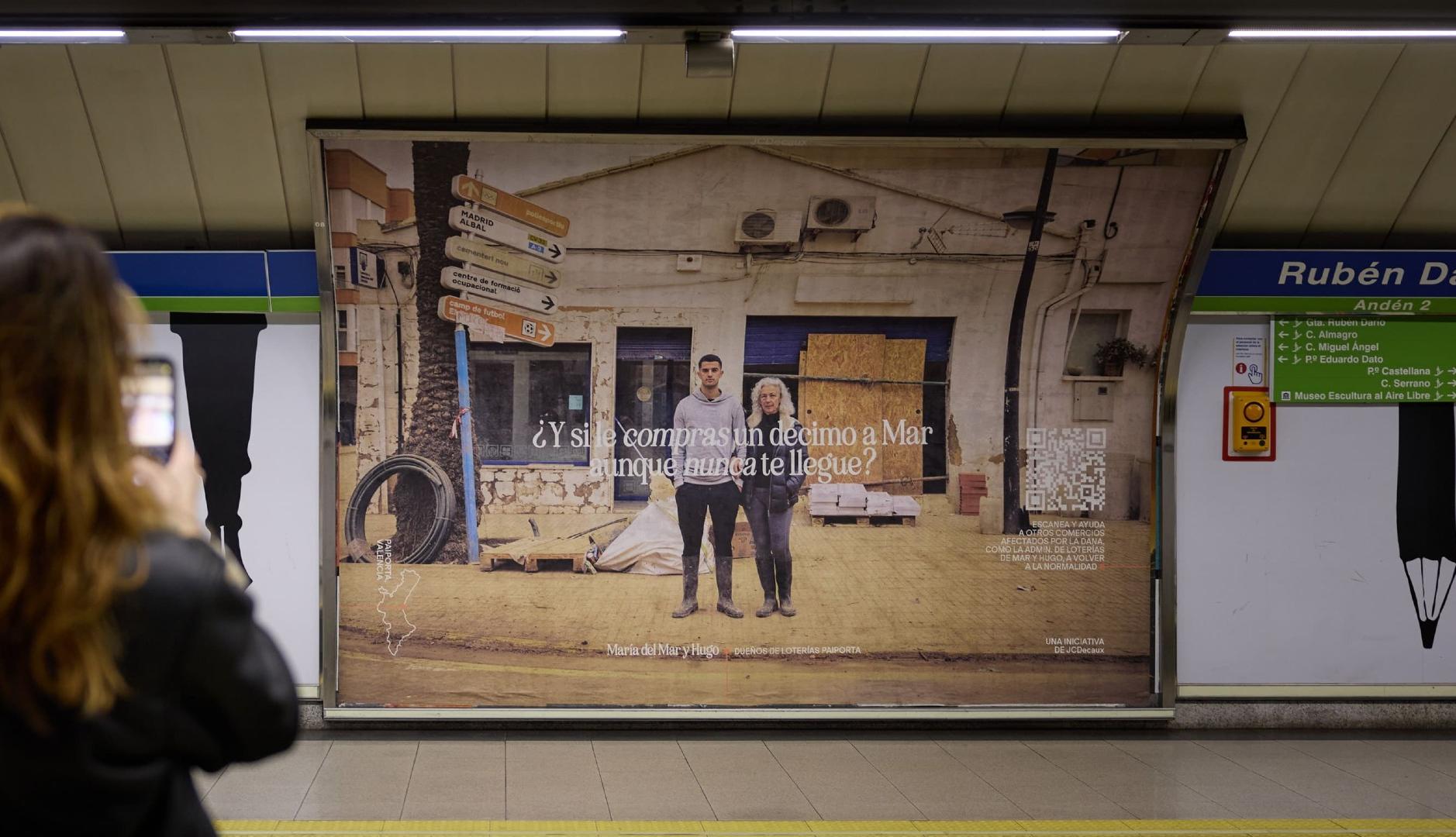 Cartel de la campaña Seguimos abiertos, de JCDecaux, en Metro de Madrid