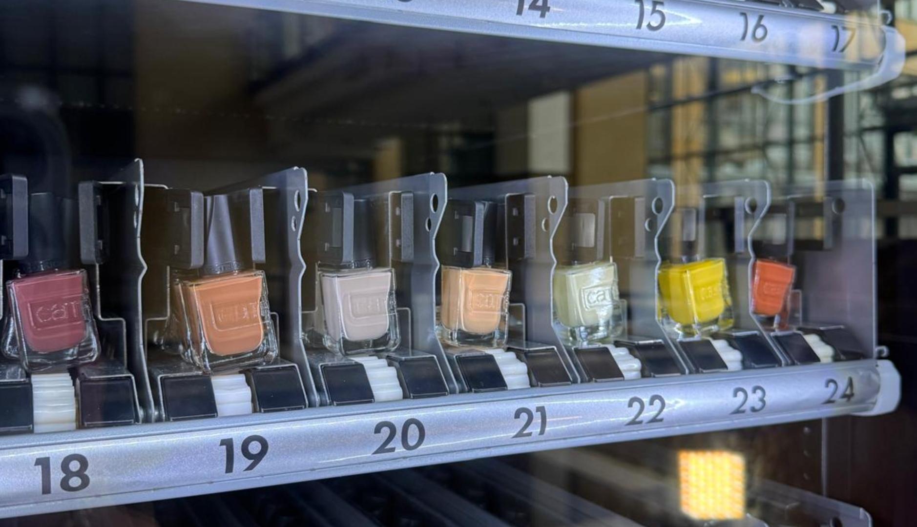 máquina expendedora de pintauñas