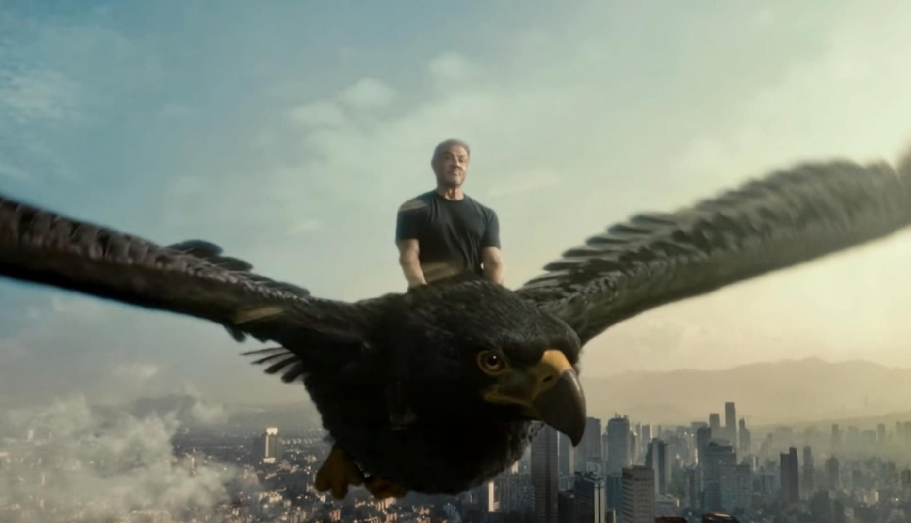 Sylvester Stallone volando sobre un águila gigante