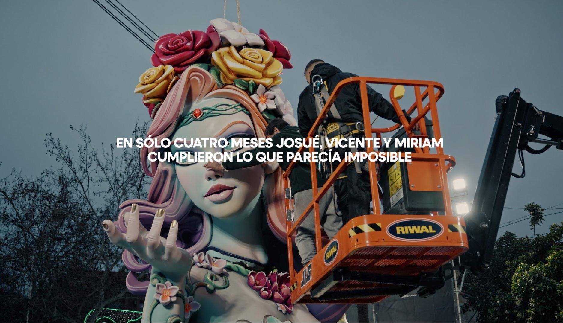 Una falla de Valencia en movimiento con una tipografía encima