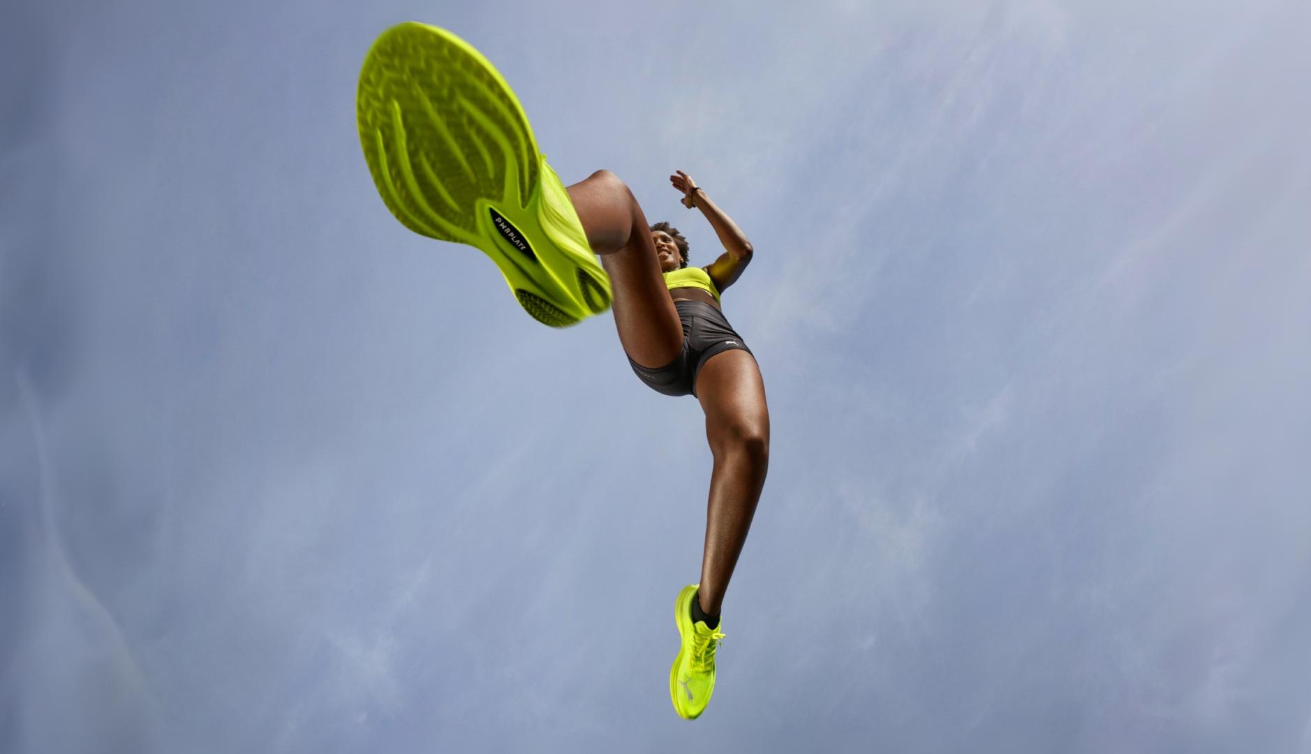 Mujer afroamericana corriendo desde un plano contrapicado