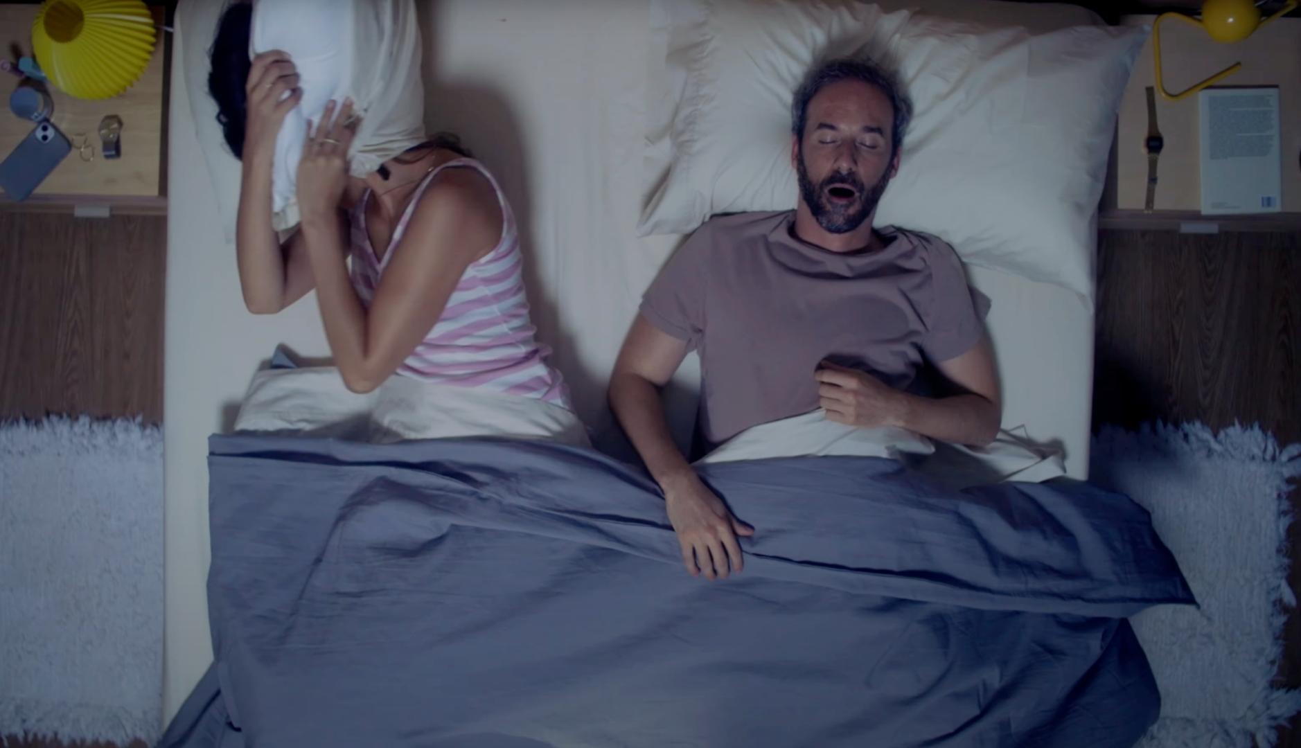 Una pareja durmiendo en la cama. Ella intentándolo y él roncando