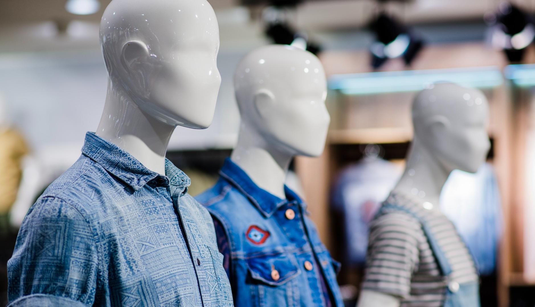 Tres maniquís en una tienda