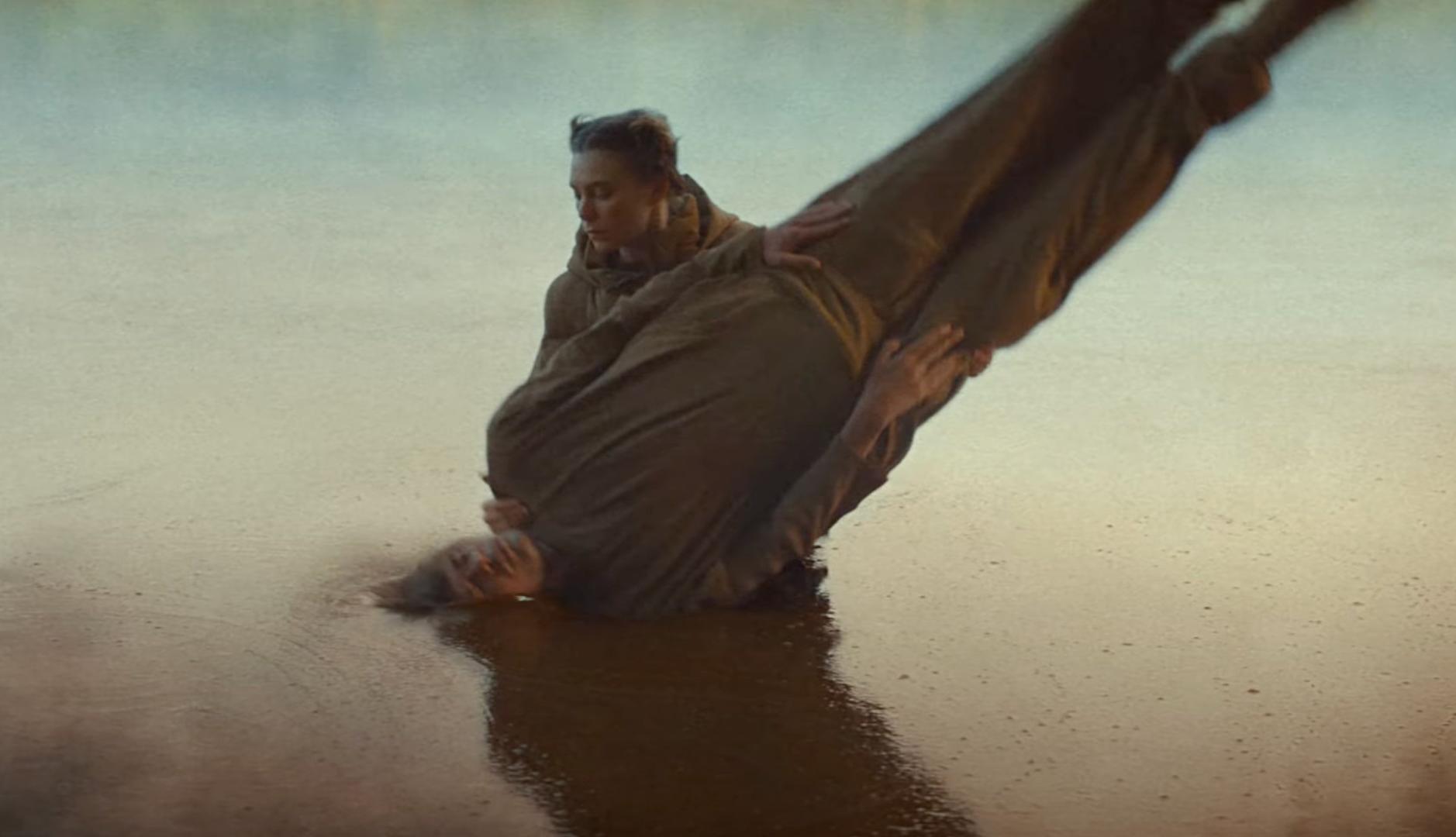 Una mujer sumerge a un hombre en un lago de salsa