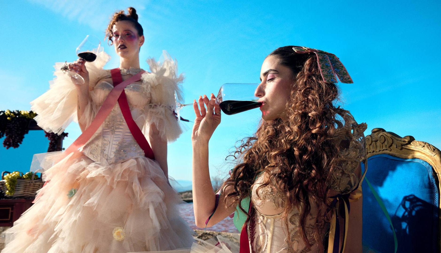 Dos chicas jovenes beben vino en el anuncio de DOCa Rioja
