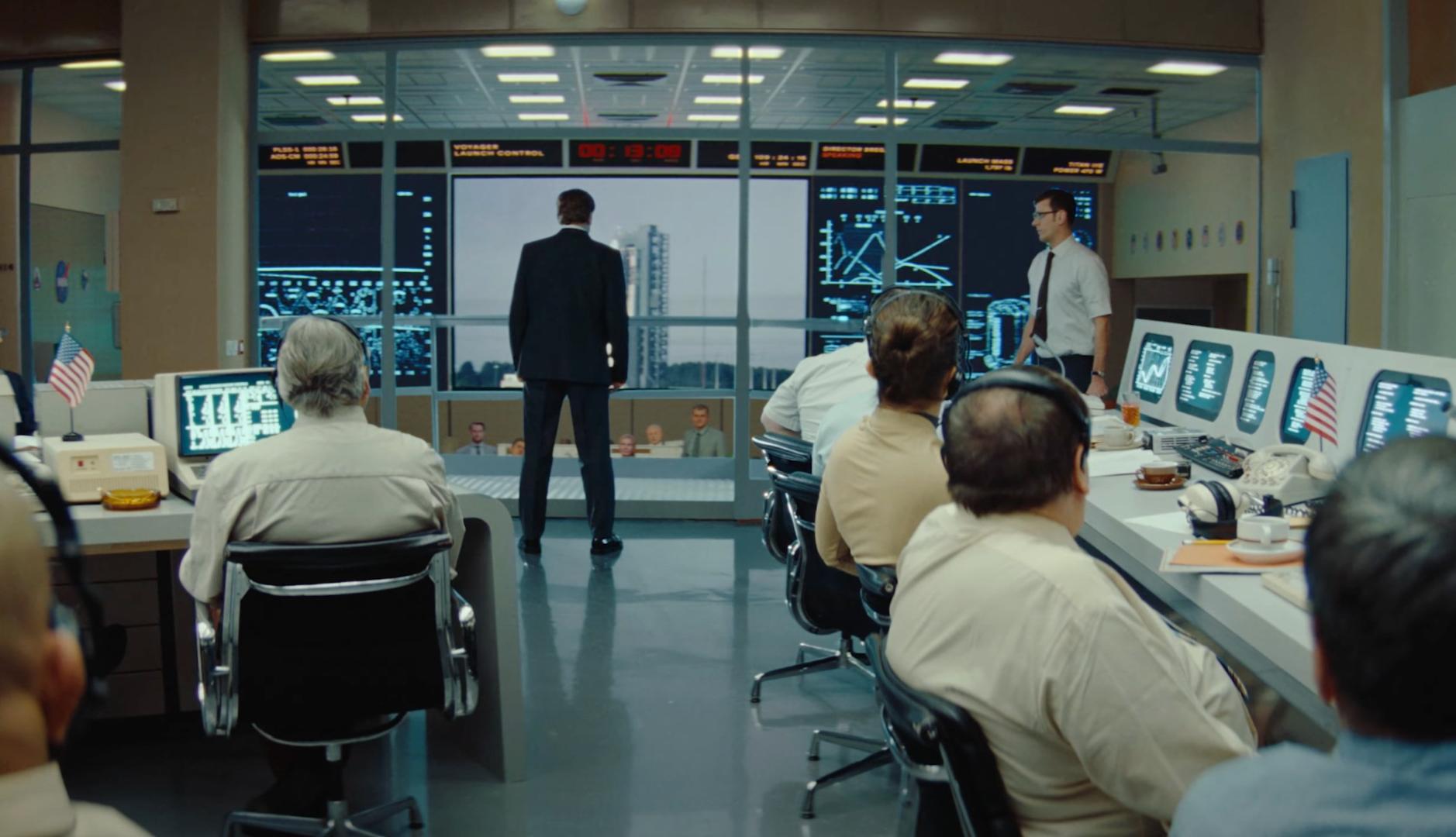 Personas en una sala de control espacial