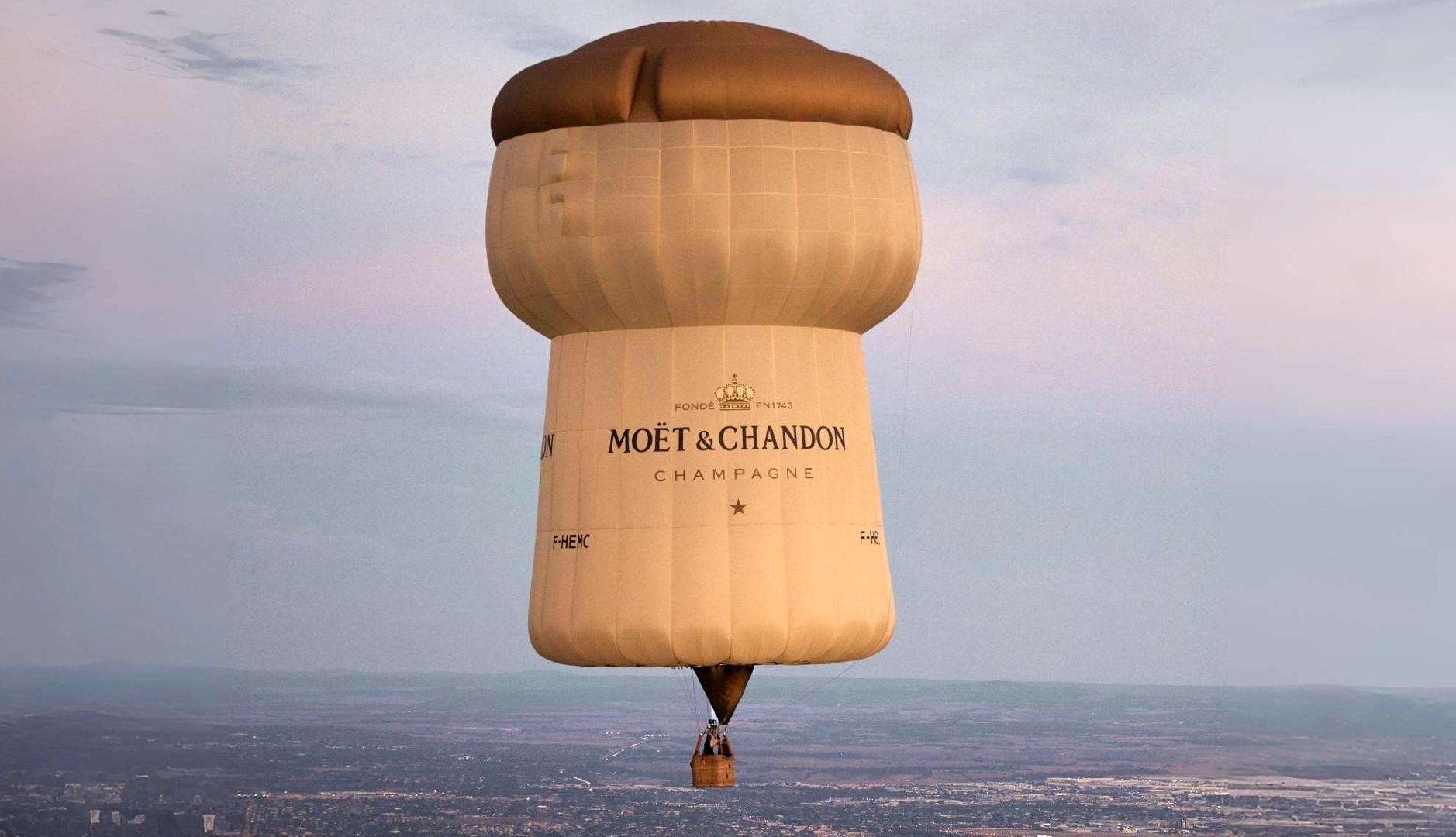 Globo de Moët & Chandon con forma de corcho sobrevolando Melbourne