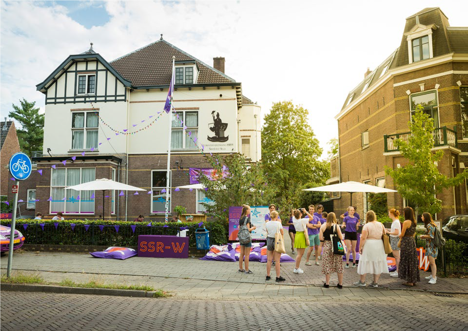 訪問者オープンデイ無料バスチケットを入手してください