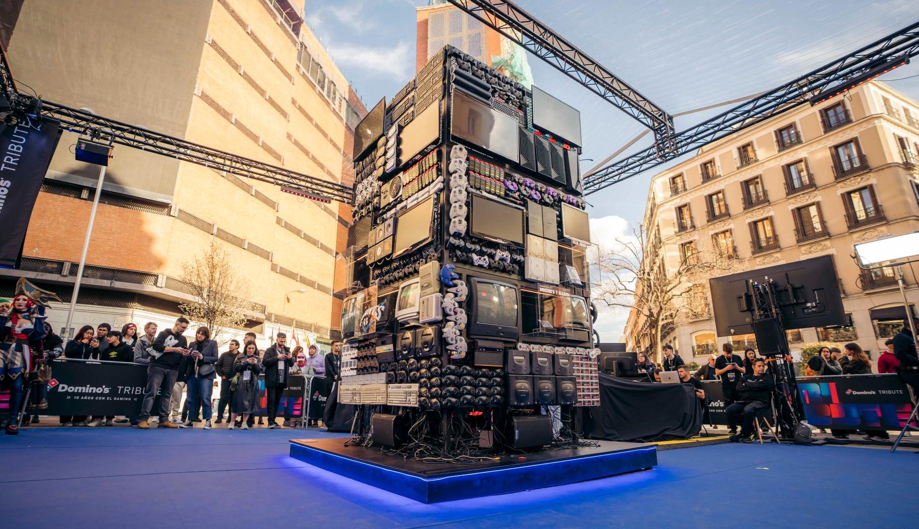 Monumento Domino's Tribute en la plaza de callao de Madrid.