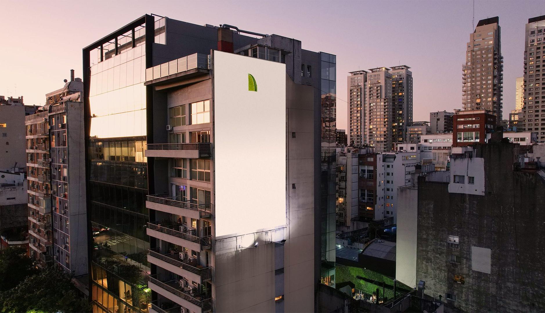 Cartel de publicidad exterior de Corona en un edificio de viviendas