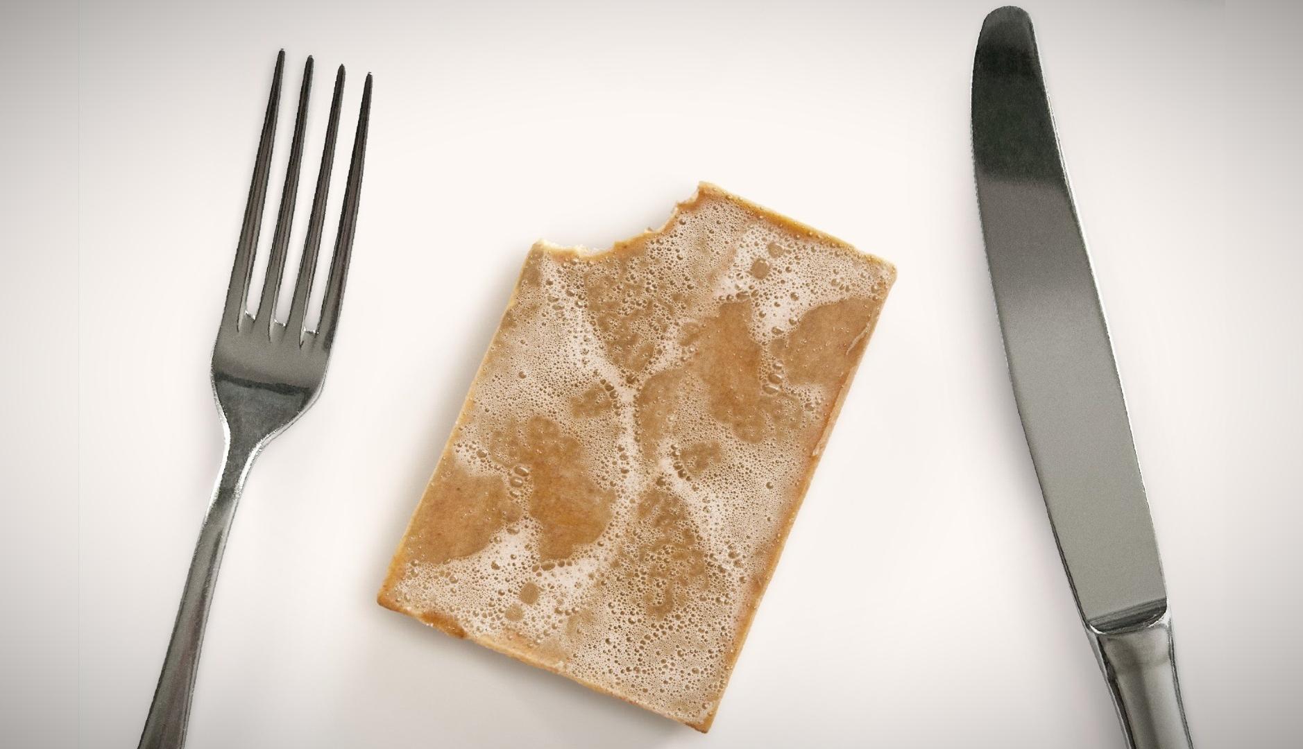 Un jabón con un tenedor y un cuchillo a los lados