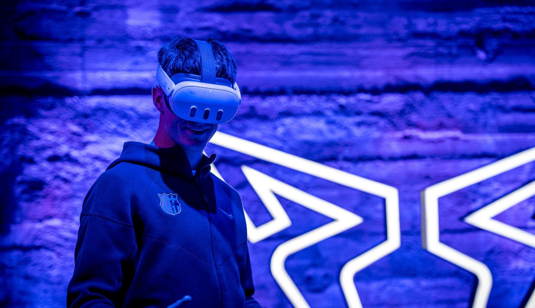 Jugador del FC Barcelona con unas gafas de realidad virtual en un Cupra Garage