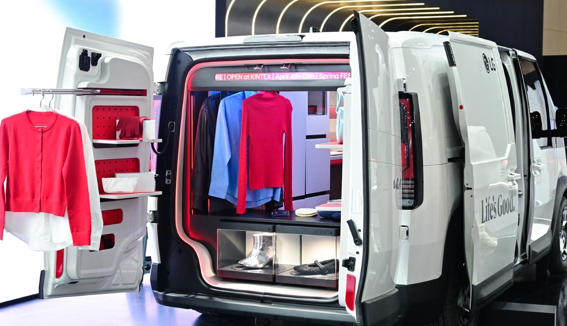 Kia PV5 con las puertas traseras abiertas mostrando algunos de los electrodomésticos integrados de LG