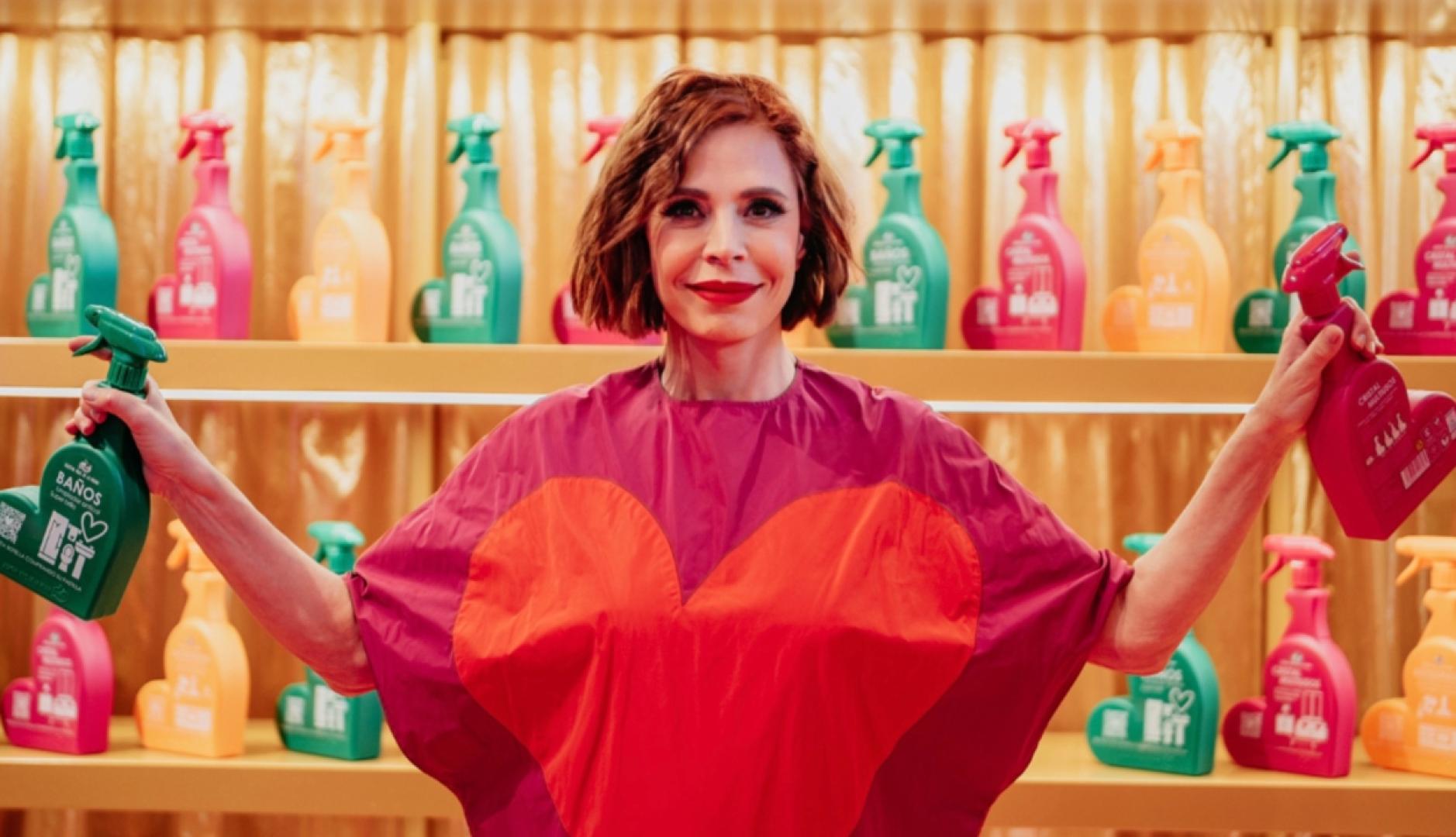 Agatha Ruiz de la Prada sosteniendo sus nuevos productos de limpieza doméstica