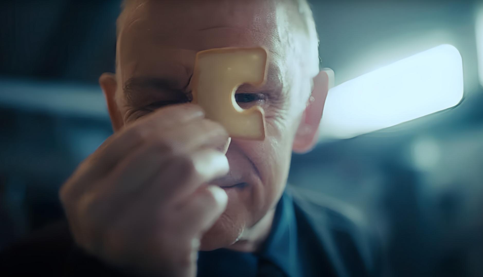 Físico Robert Matthews sosteniendo una tostada en primer plano.