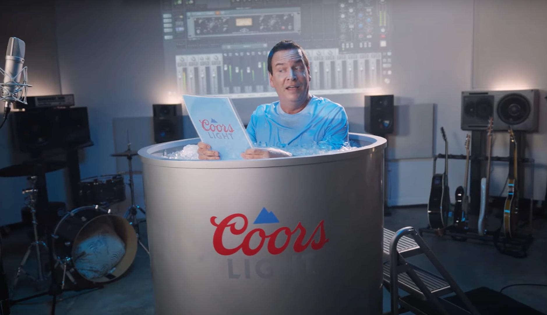 Hombre lee un texto sumergido en un tanque de agua helada