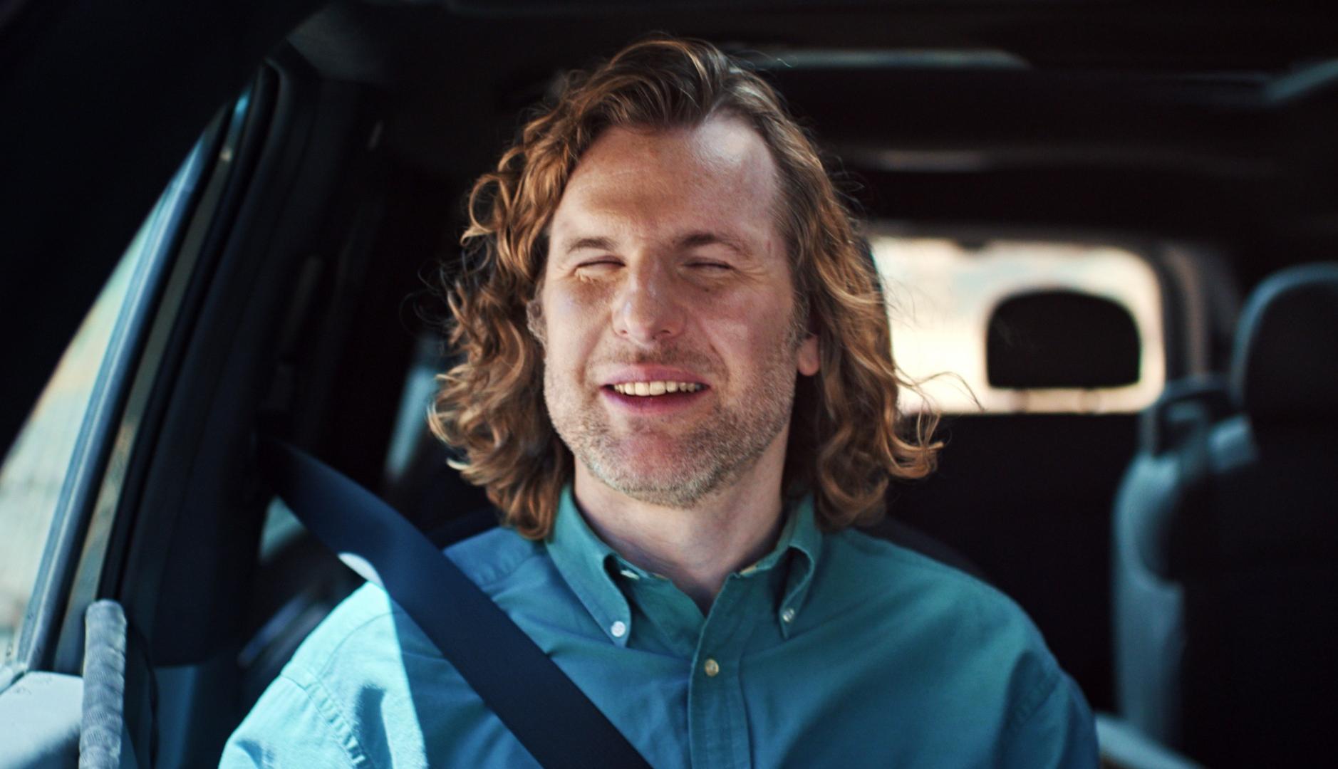 Persona ciega en el asiento del copiloto de un coche Kia