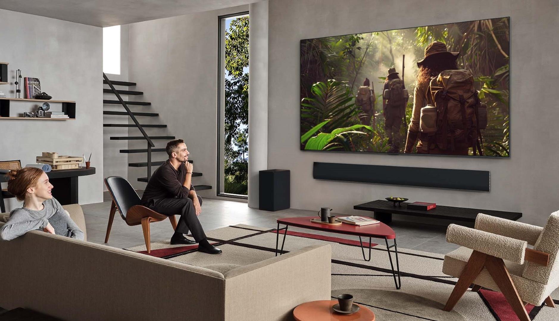 Una pareja viendo la televisión