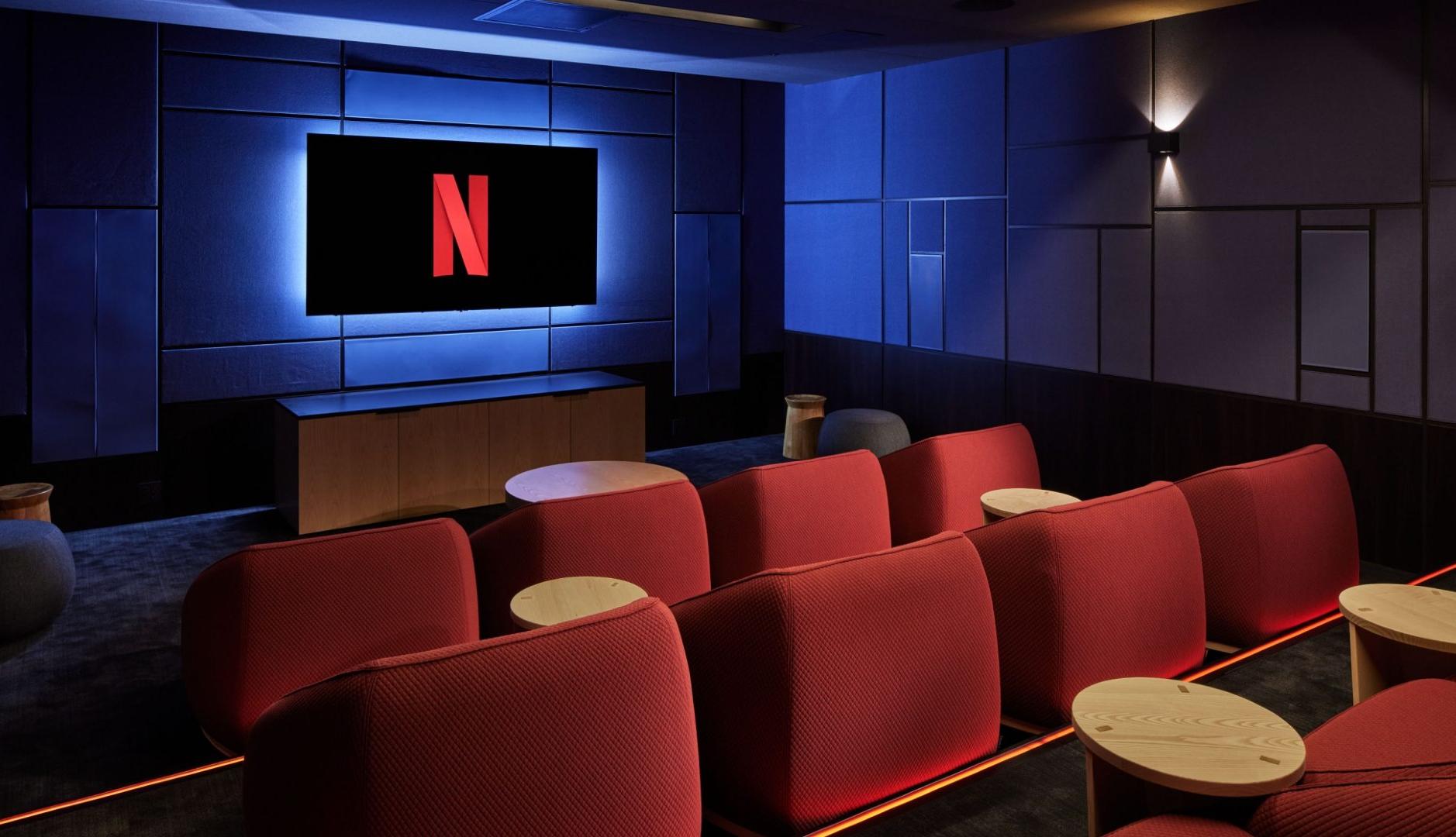 Sala de cine con el logotipo de Netflix en un televisor