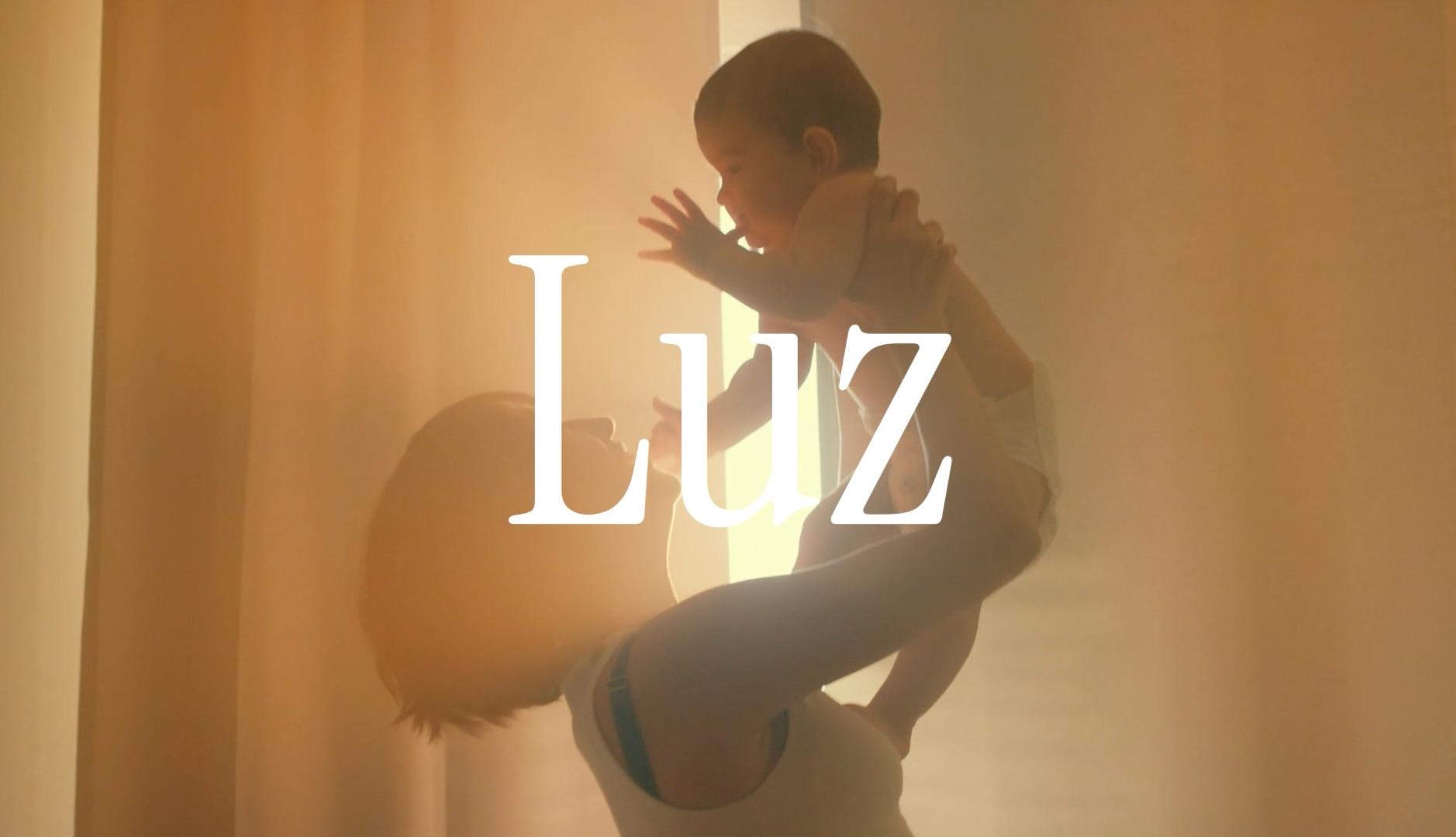 Una mujer coge a un bebé en brazos