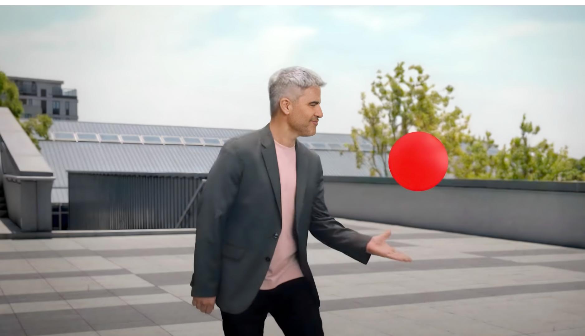 Ernesto Sevilla mirando hacia el punto rojo e Lowi en una terraza