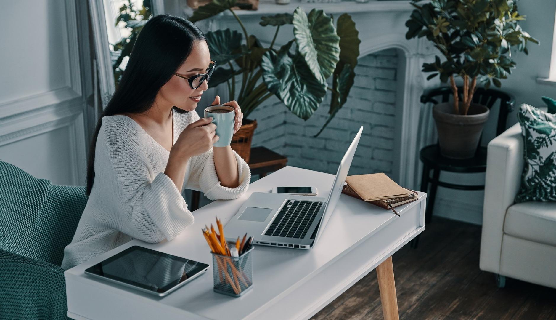 Teclado de ordenador junto a un fonendo médico
