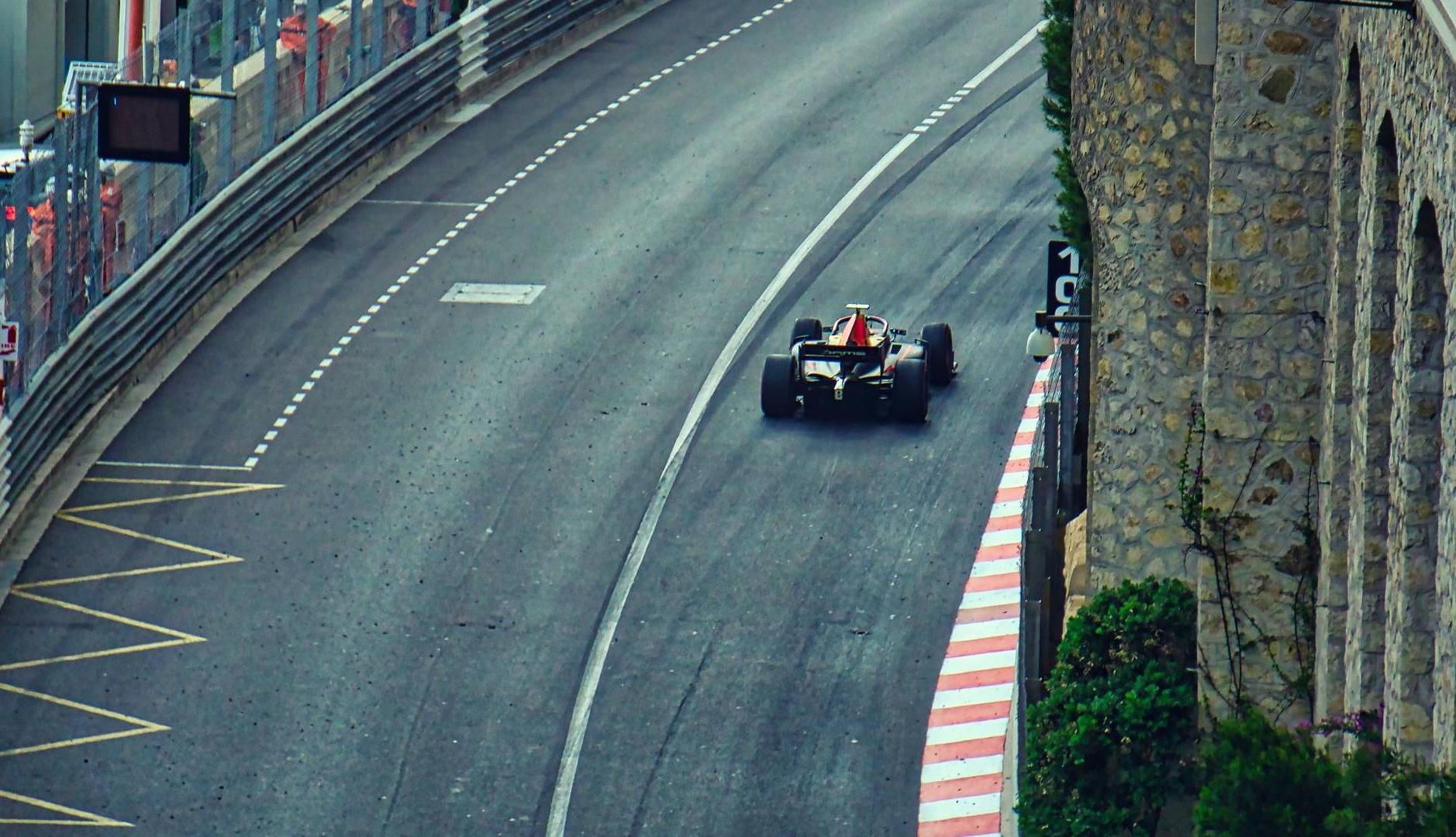 Coche de Fórmula 1 recorriendo un circuito
