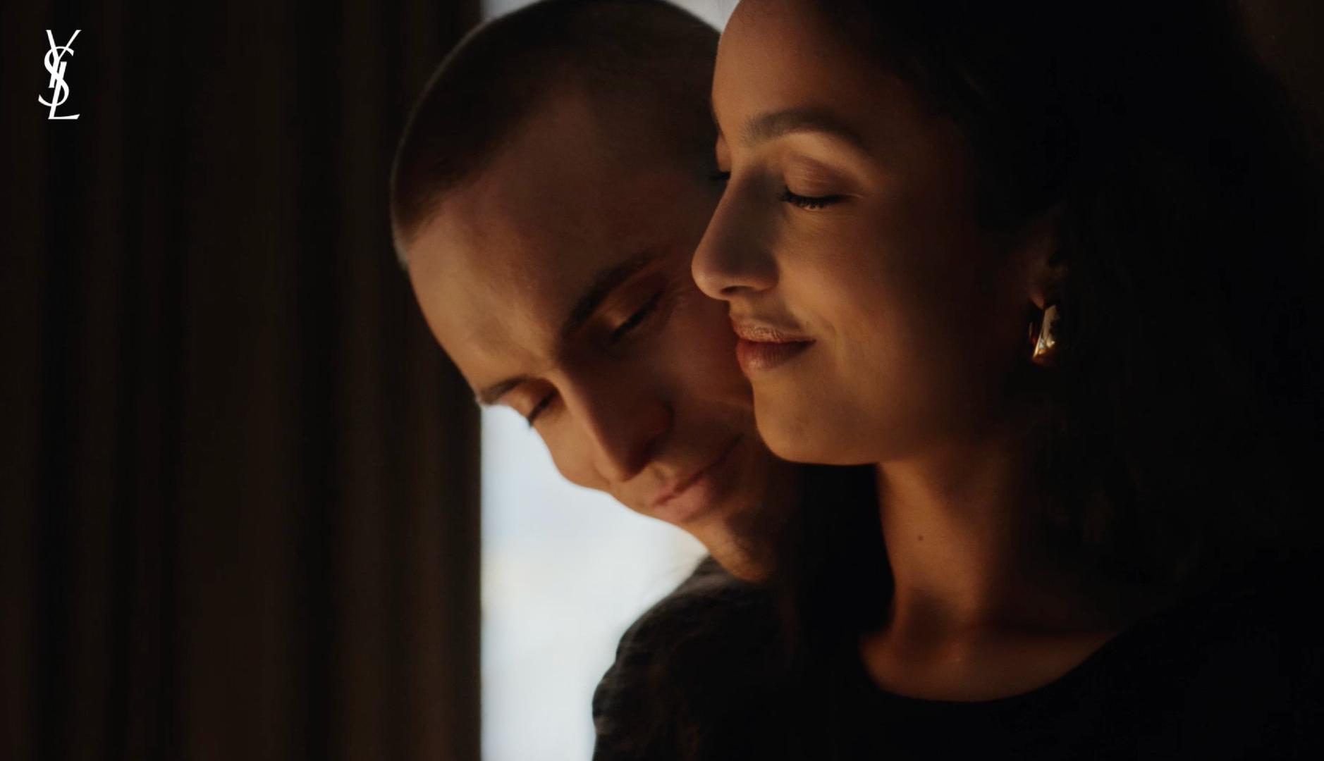 Una pareja se abraza en un anuncio de YSL Beauty