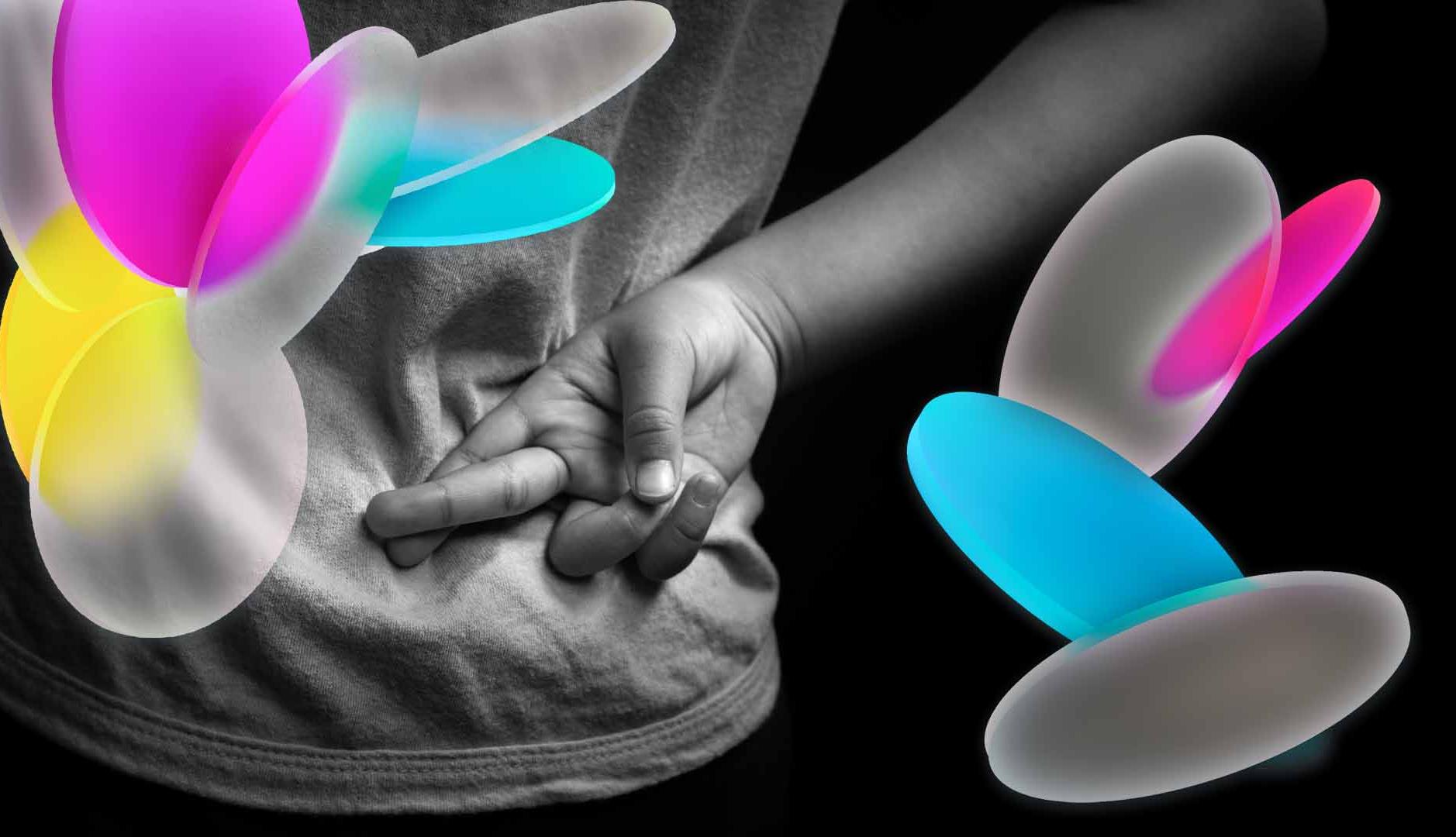 mano con los dedos cruzados por detrás de la espalda