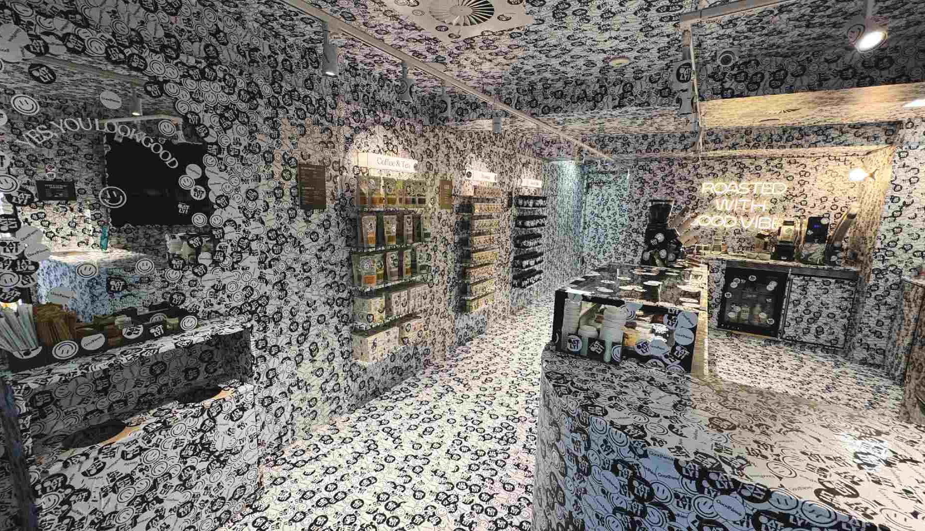 Local de Goodnews cubierto con pegatinas de Oatly