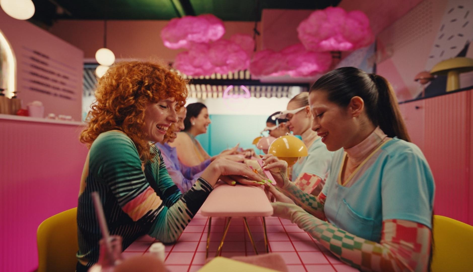 BiCenturyは、自己愛を評価することにより、ブランドのポジショニングを初演します